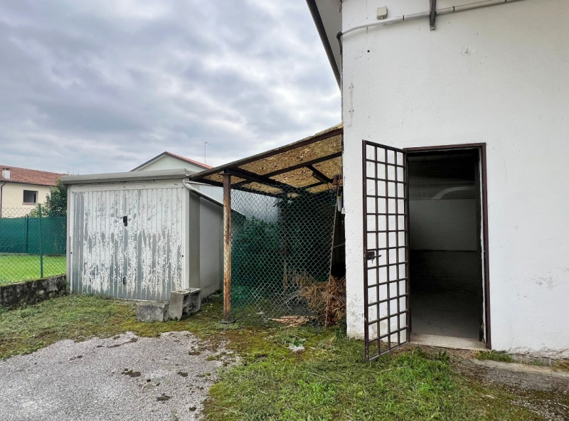 ABITAZIONE CON PERTINENZIALE CAPANNONE ARTIGIANALE IN ZONA CENTRALE A MALO - Rif. 8296

In zona c...