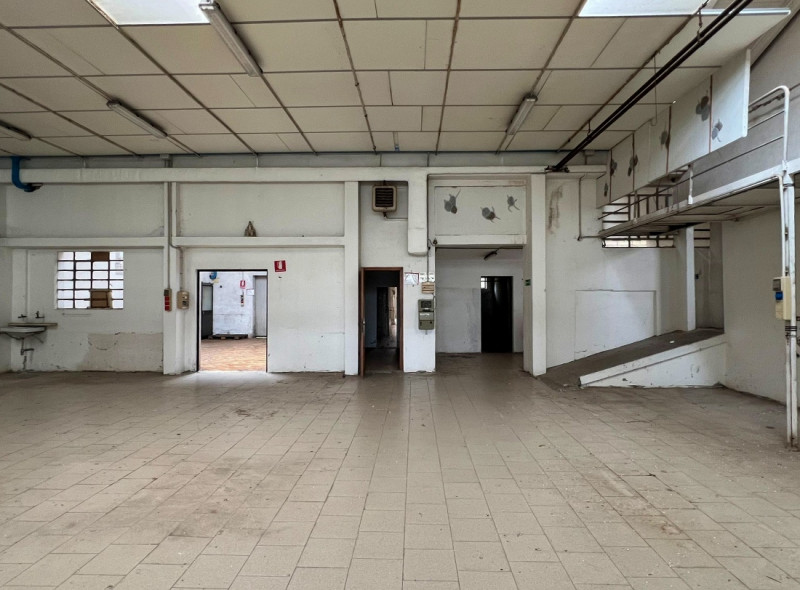 ABITAZIONE CON PERTINENZIALE CAPANNONE ARTIGIANALE IN ZONA CENTRALE A MALO - Rif. 8296

In zona c...