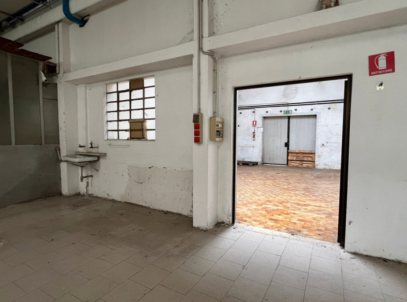 ABITAZIONE CON PERTINENZIALE CAPANNONE ARTIGIANALE IN ZONA CENTRALE A MALO - Rif. 8296

In zona c...