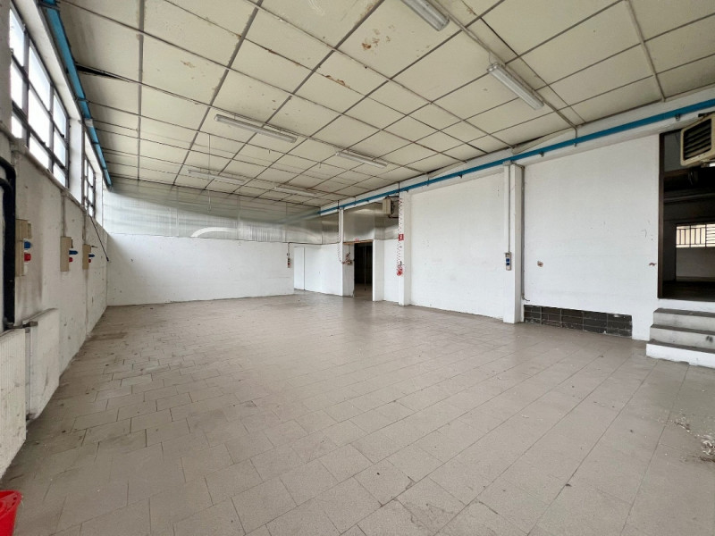 ABITAZIONE CON PERTINENZIALE CAPANNONE ARTIGIANALE IN ZONA CENTRALE A MALO - Rif. 8296

In zona c...