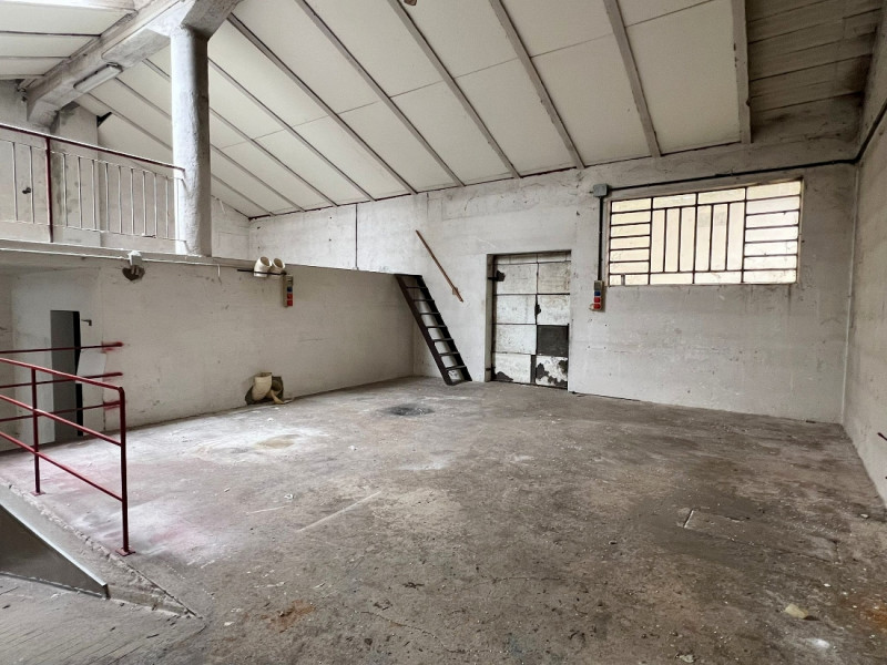 ABITAZIONE CON PERTINENZIALE CAPANNONE ARTIGIANALE IN ZONA CENTRALE A MALO - Rif. 8296

In zona c...