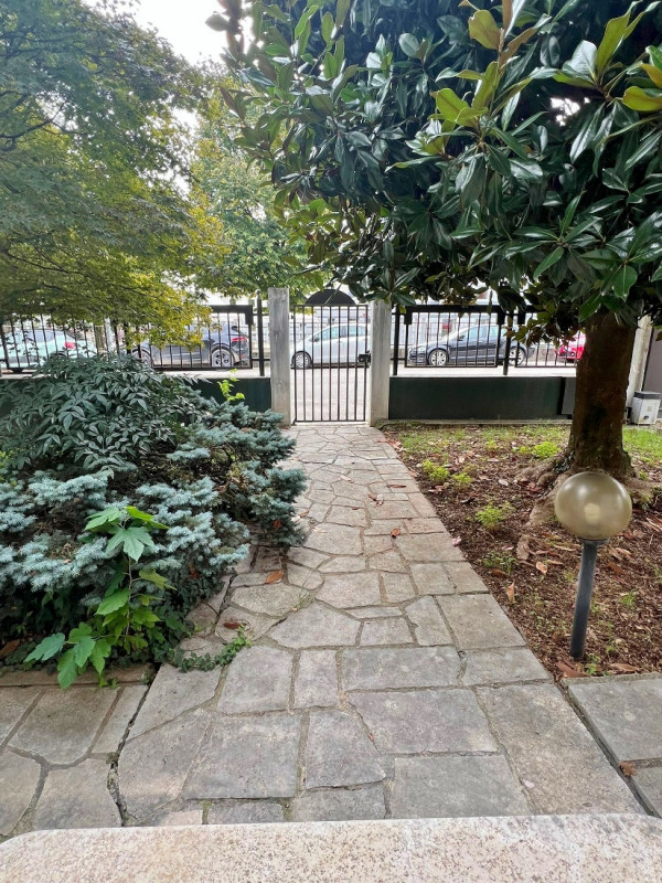 ABITAZIONE CON PERTINENZIALE CAPANNONE ARTIGIANALE IN ZONA CENTRALE A MALO - Rif. 8296

In zona c...