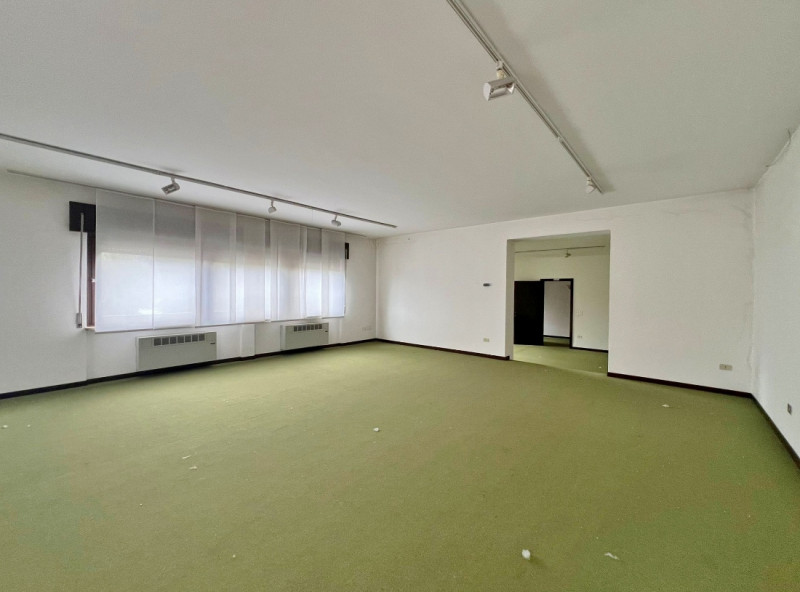 ABITAZIONE CON PERTINENZIALE CAPANNONE ARTIGIANALE IN ZONA CENTRALE A MALO - Rif. 8296

In zona c...