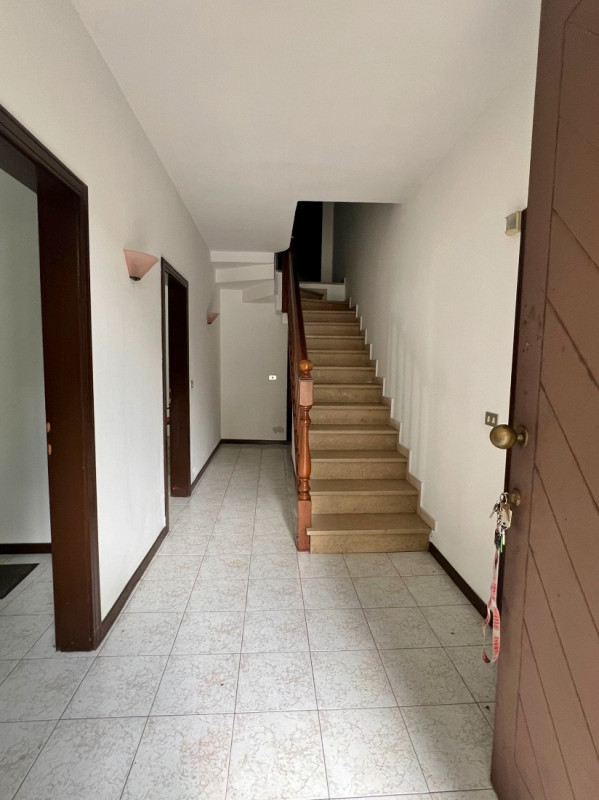 ABITAZIONE CON PERTINENZIALE CAPANNONE ARTIGIANALE IN ZONA CENTRALE A MALO - Rif. 8296

In zona c...