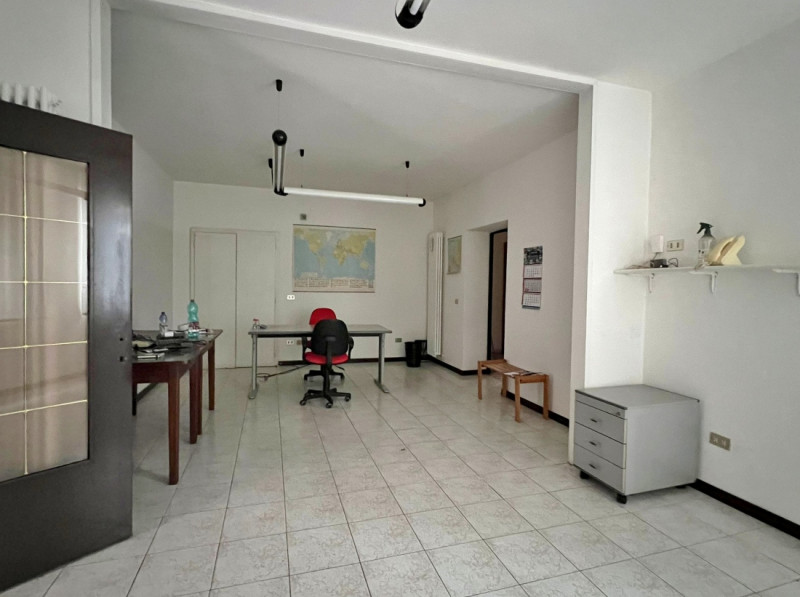 ABITAZIONE CON PERTINENZIALE CAPANNONE ARTIGIANALE IN ZONA CENTRALE A MALO - Rif. 8296

In zona c...