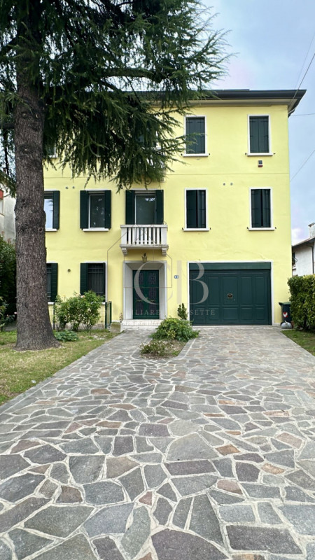 Proponiamo in vendita appartamento al secondo ed ultimo piano in un contesto di sole 3 unità abit...