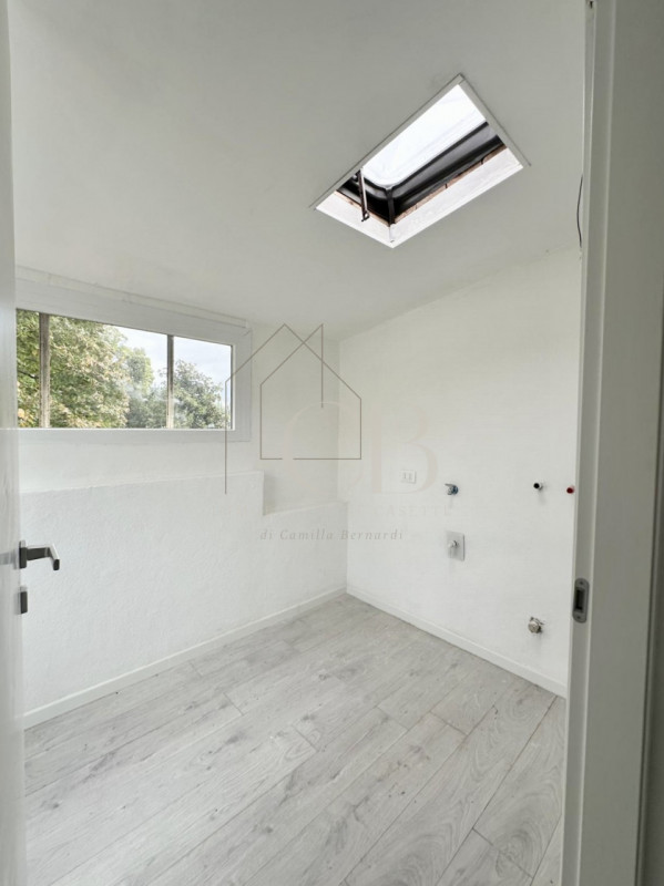 Proponiamo in vendita appartamento al secondo ed ultimo piano in un contesto di sole 3 unità abit...