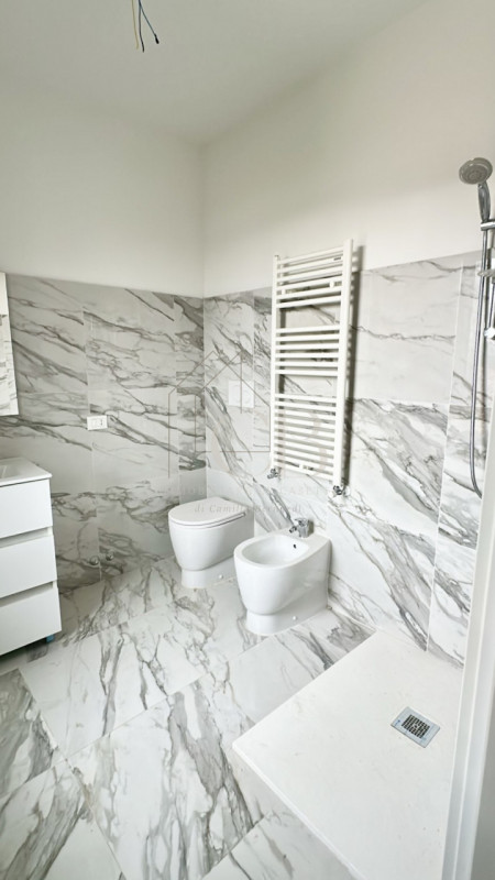 Proponiamo in vendita appartamento al secondo ed ultimo piano in un contesto di sole 3 unità abit...