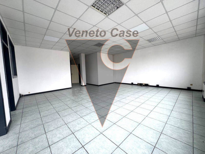 Nella prima periferia di Padova-Zona industriale est, proponiamo in vendita ufficio al piano seco...
