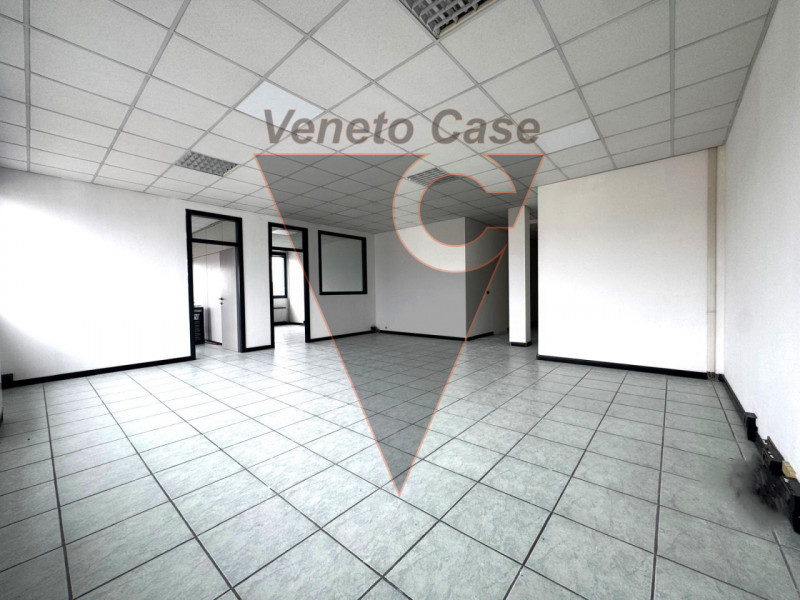 Nella prima periferia di Padova-Zona industriale est, proponiamo in vendita ufficio al piano seco...