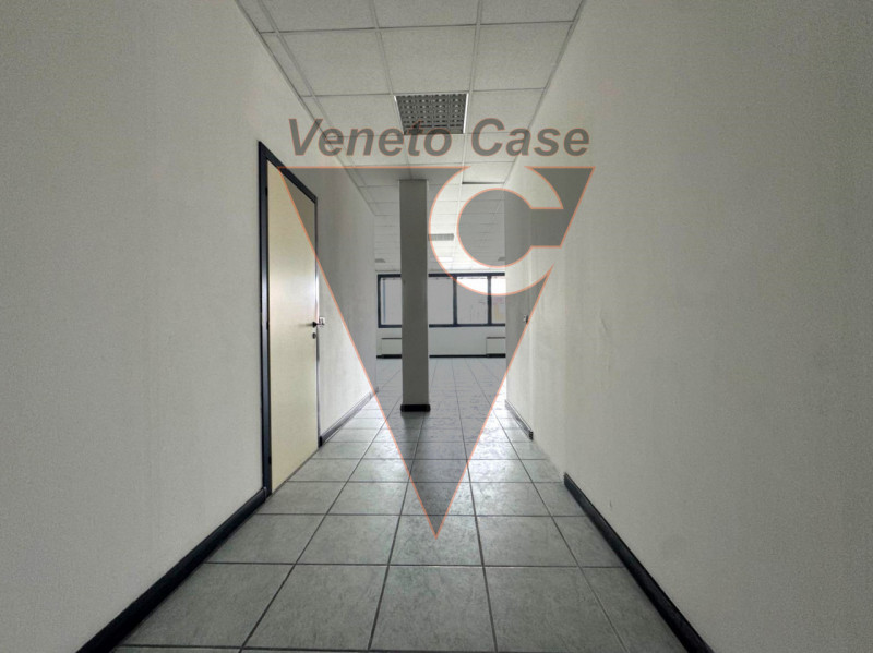 Nella prima periferia di Padova-Zona industriale est, proponiamo in vendita ufficio al piano seco...