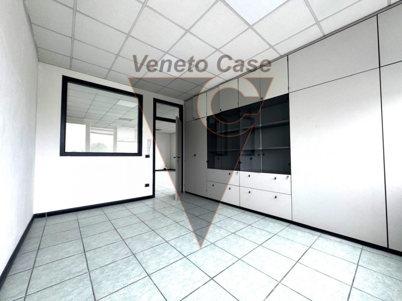 Nella prima periferia di Padova-Zona industriale est, proponiamo in vendita ufficio al piano seco...