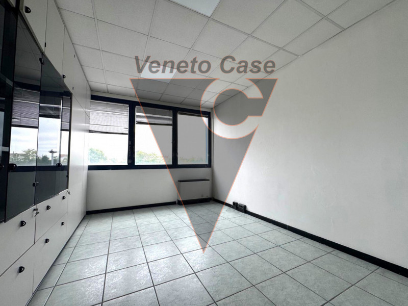Nella prima periferia di Padova-Zona industriale est, proponiamo in vendita ufficio al piano seco...