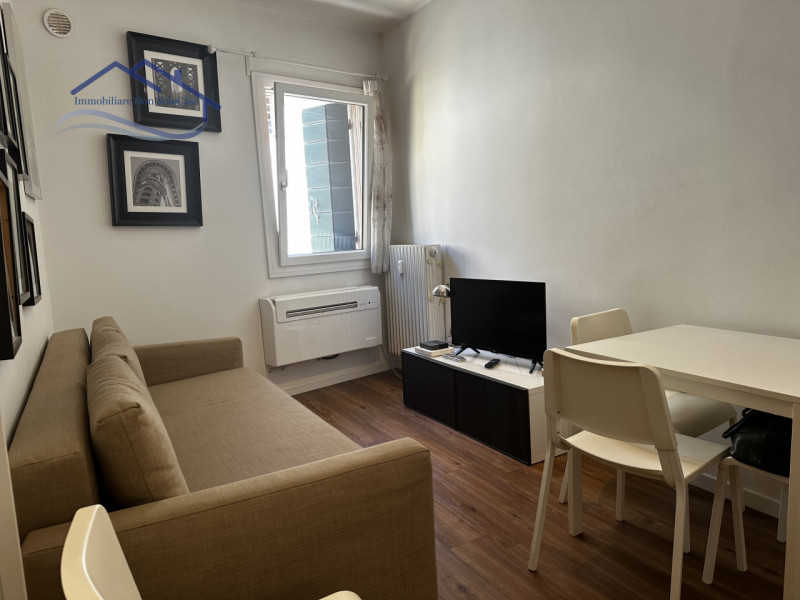 Nel cuore del Centro Storico di Padova, proponiamo in vendita un accogliente e ben rifinito biloc...