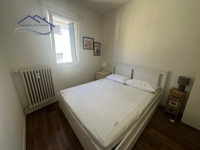 Nel cuore del Centro Storico di Padova, proponiamo in vendita un accogliente e ben rifinito biloc...