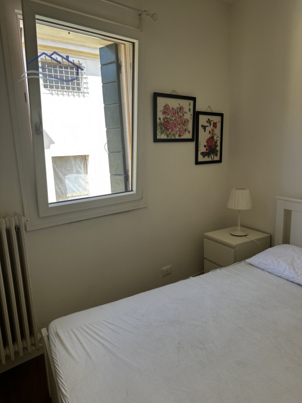 Nel cuore del Centro Storico di Padova, proponiamo in vendita un accogliente e ben rifinito biloc...