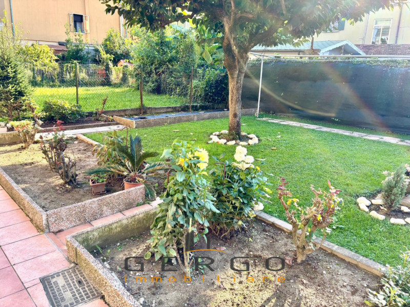 (Per INFO Monica 3482688677) Scopri questo affascinante appartamento quadrilocale situato nel cuo...