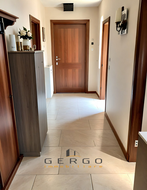 (Per INFO Monica 3482688677) Scopri questo affascinante appartamento quadrilocale situato nel cuo...