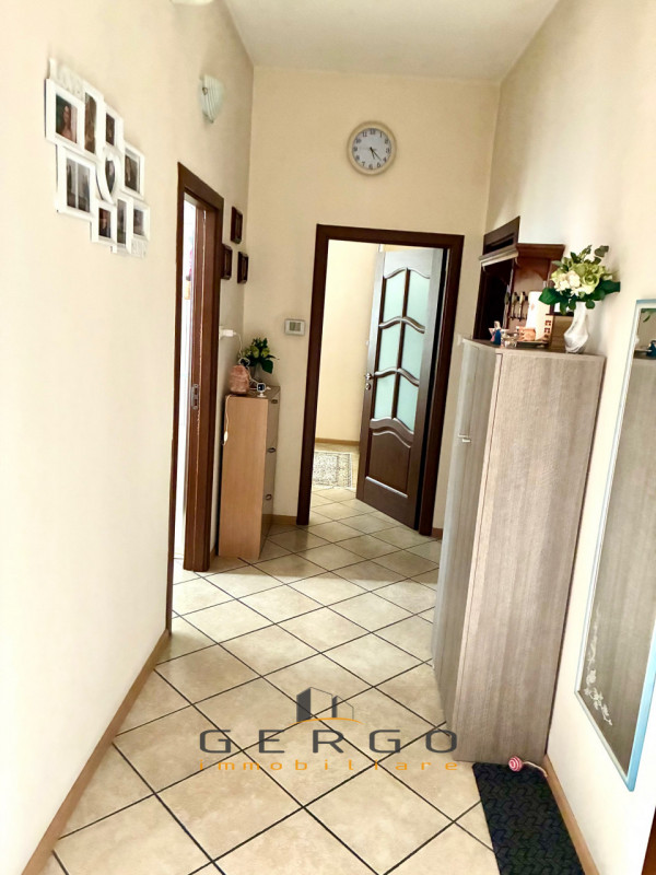 (Per INFO Monica 3482688677) Scopri questo affascinante appartamento quadrilocale situato nel cuo...