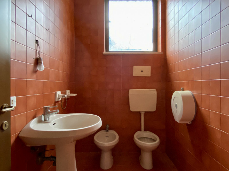 Proponiamo in vendita uno spazioso negozio vetrinato, situato al piano terra e posizionato strate...