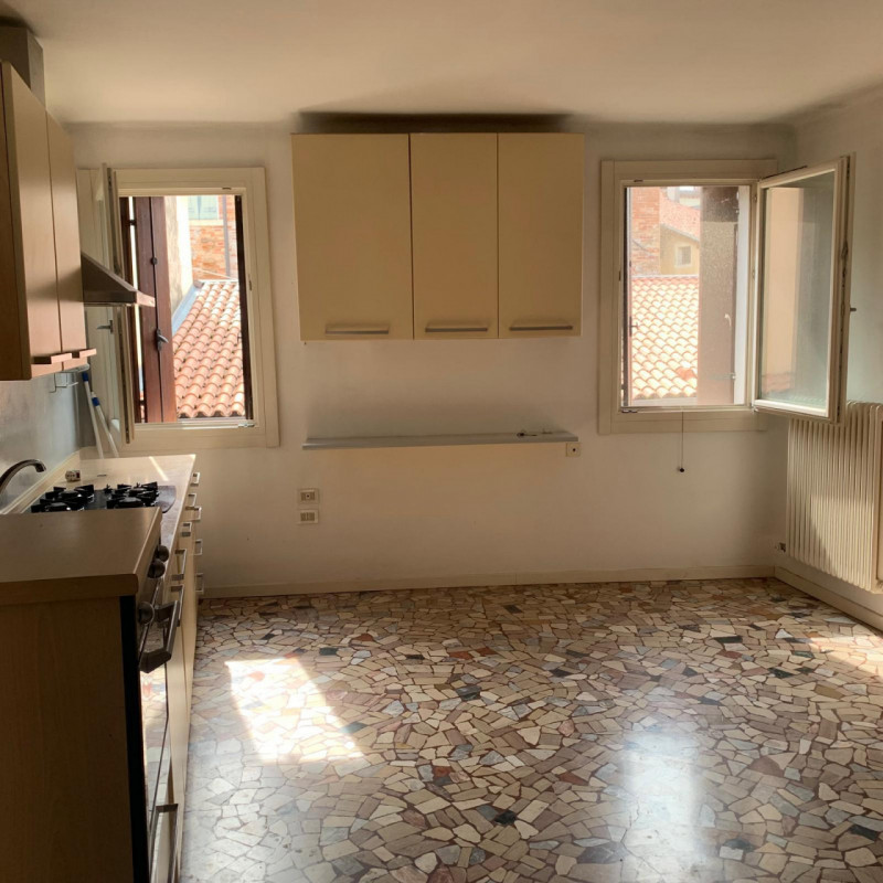 Benvenuti in questo appartamento quadrilocale situato nel cuore del Centro Storico di Vicenza. Qu...