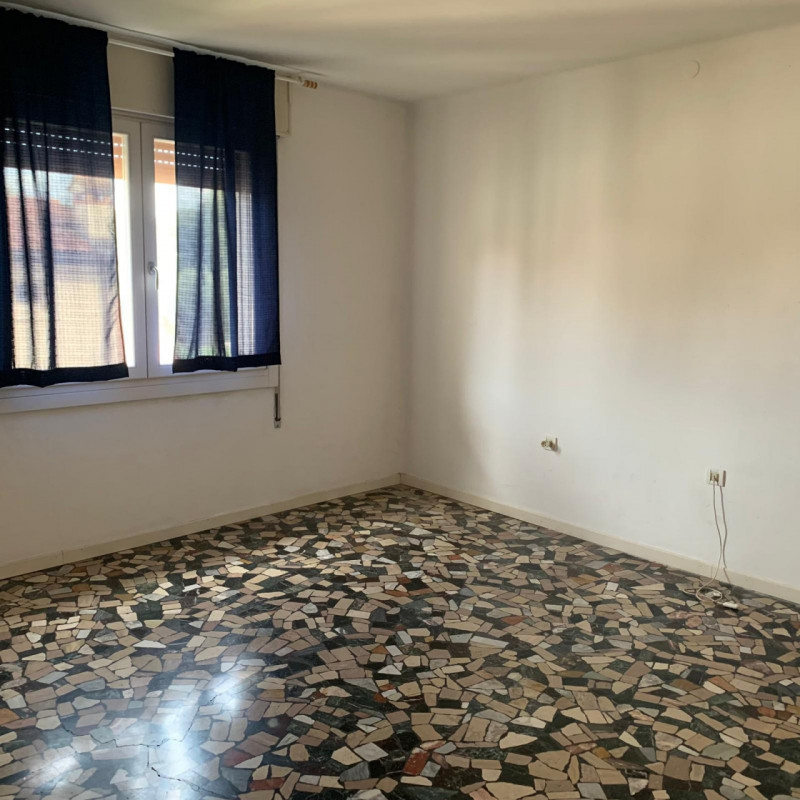 Benvenuti in questo appartamento quadrilocale situato nel cuore del Centro Storico di Vicenza. Qu...