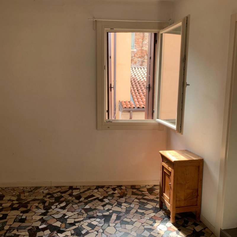 Benvenuti in questo appartamento quadrilocale situato nel cuore del Centro Storico di Vicenza. Qu...