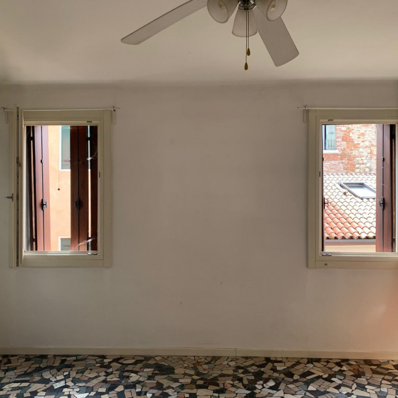 Benvenuti in questo appartamento quadrilocale situato nel cuore del Centro Storico di Vicenza. Qu...