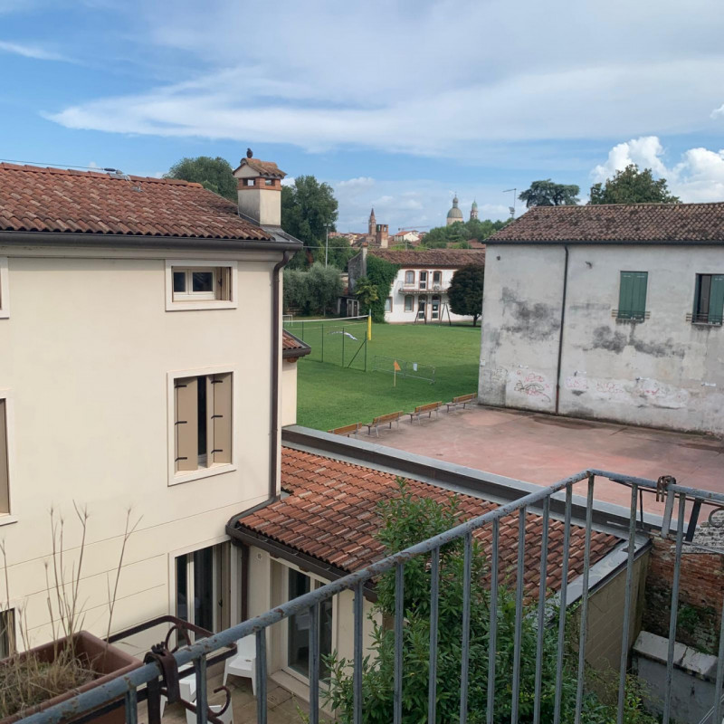 Benvenuti in questo appartamento quadrilocale situato nel cuore del Centro Storico di Vicenza. Qu...