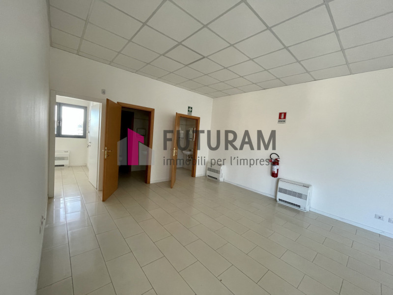 RIF:  082NM -  MELLAREDO DI PIANIGA  -  PER INFO 0444/310220

propongo in affitto un ufficio al p...