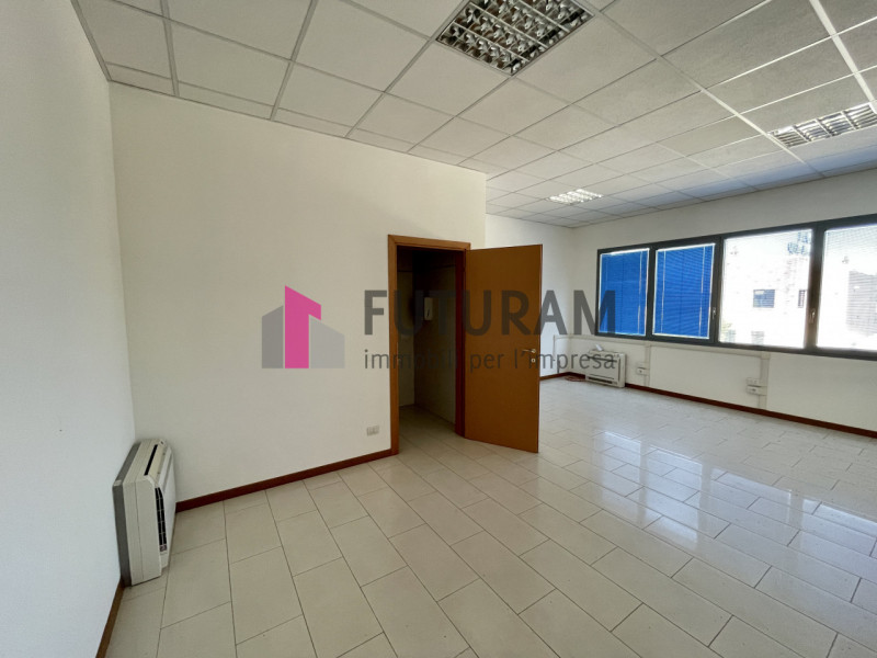 RIF:  082.1NM -  MELLAREDO DI PIANIGA  -  PER INFO 3403358378 - 0444/310220

propongo in affitto ...