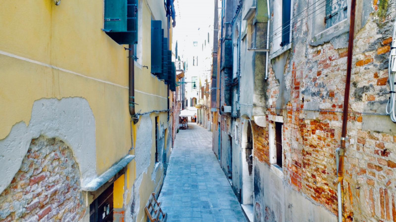 Nel cuore pulsante di Venezia, a soli 650 metri da Piazza San Marco e a 400 metri dal celebre Pon...