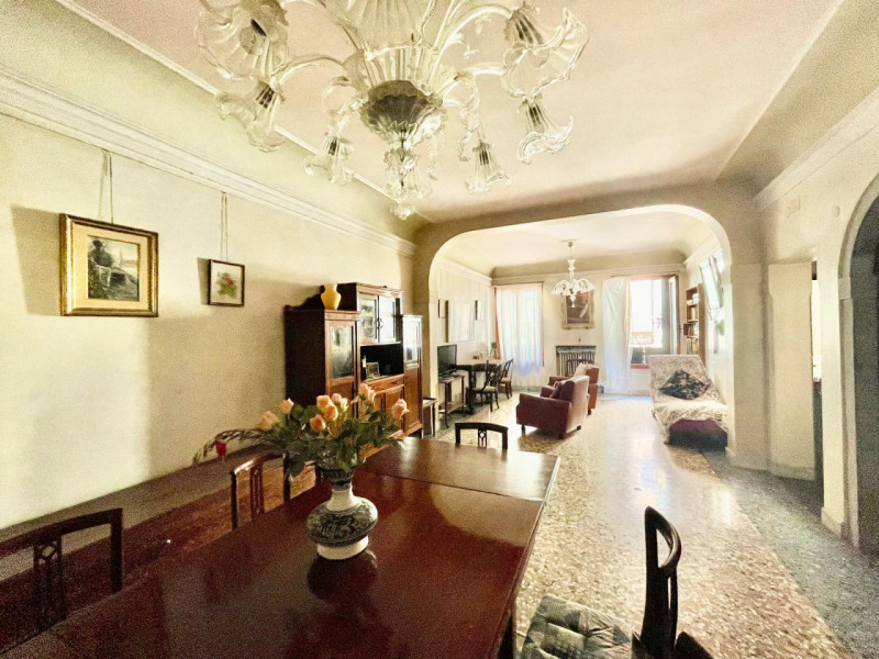 Nel cuore pulsante di Venezia, a soli 650 metri da Piazza San Marco e a 400 metri dal celebre Pon...