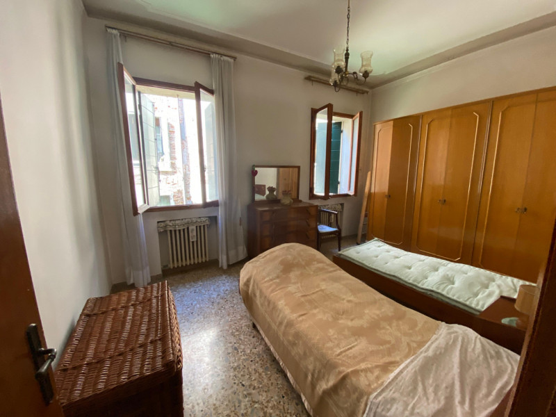 Nel cuore pulsante di Venezia, a soli 650 metri da Piazza San Marco e a 400 metri dal celebre Pon...