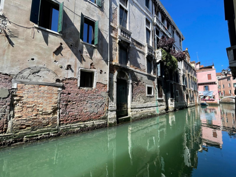 Nel cuore pulsante di Venezia, a soli 650 metri da Piazza San Marco e a 400 metri dal celebre Pon...