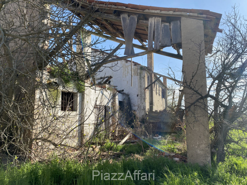 Proponiamo in vendita in Via Fiumicello del comune di Brugine, in zona rurale, interessante fabbr...