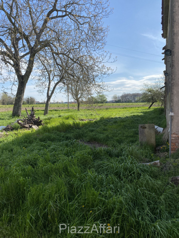 Proponiamo in vendita in Via Fiumicello del comune di Brugine, in zona rurale, interessante fabbr...