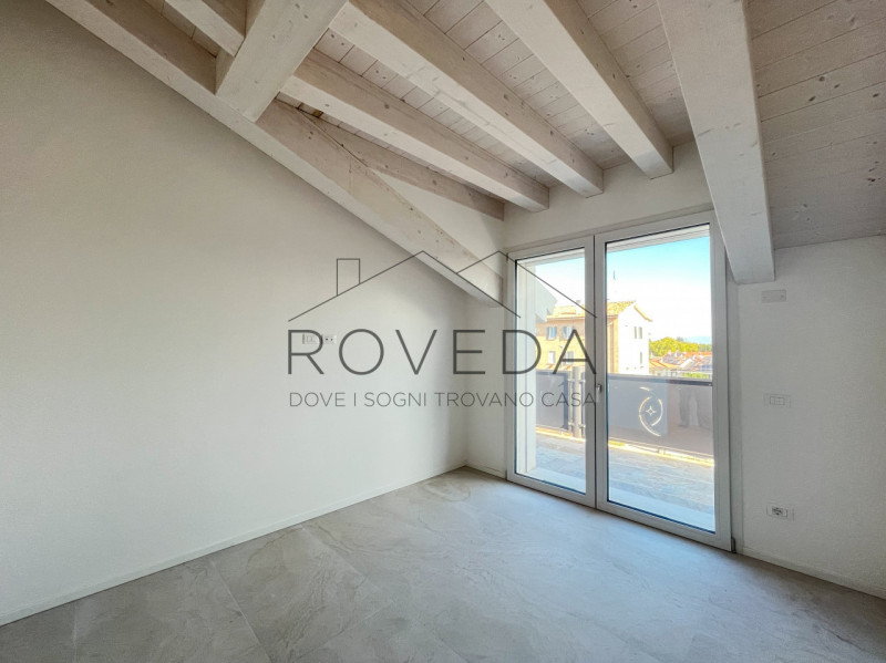 DOSSON DI CASIER - CASIER

RIFERIMENTO: CR8

L'agenzia Roveda Immobiliare ha il piacere di presen...