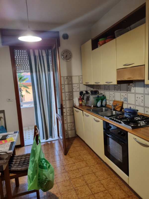 In vendita appartamento situato al secondo piano all'interno di un contesto condominiale composto...