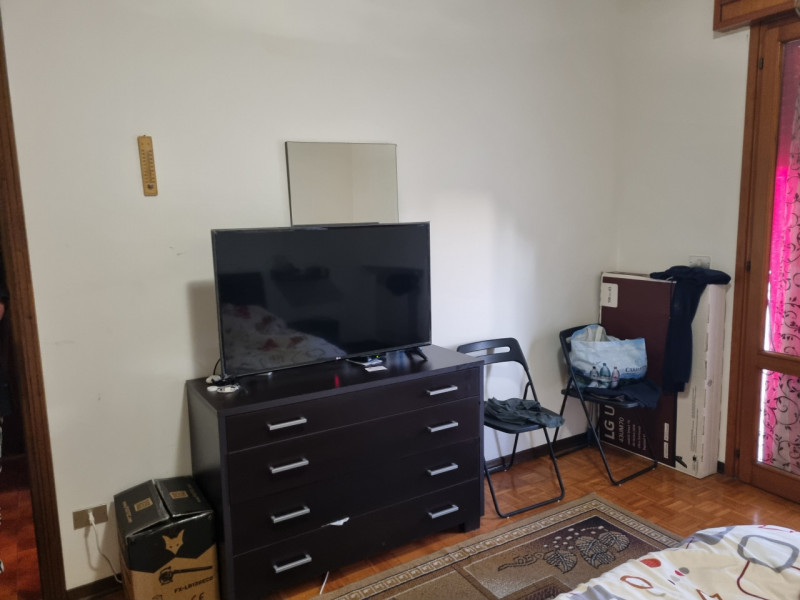 In vendita appartamento situato al secondo piano all'interno di un contesto condominiale composto...