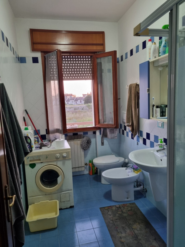 In vendita appartamento situato al secondo piano all'interno di un contesto condominiale composto...