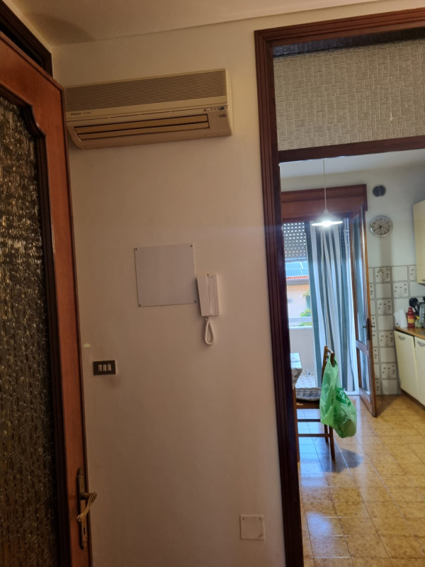 In vendita appartamento situato al secondo piano all'interno di un contesto condominiale composto...