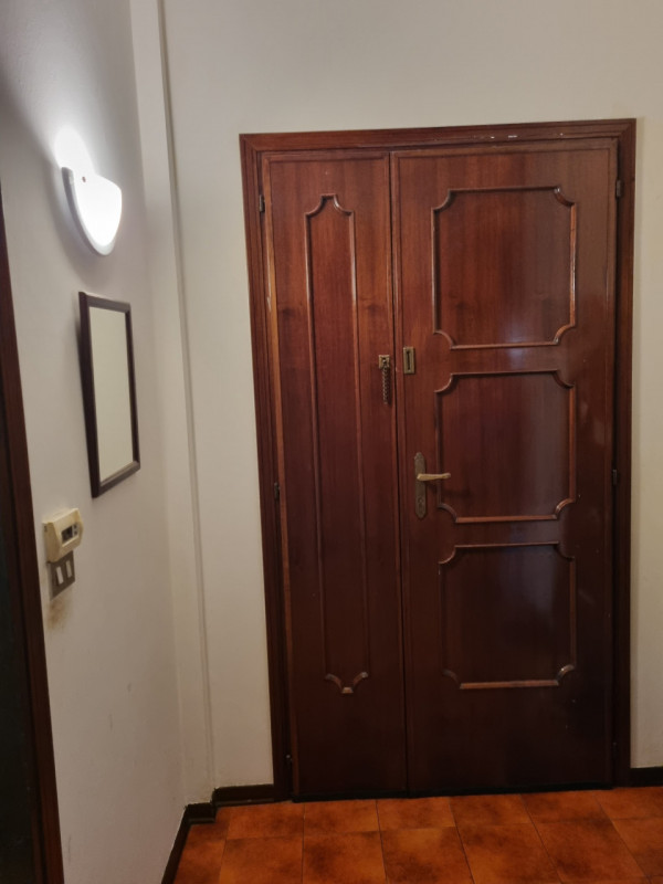 In vendita appartamento situato al secondo piano all'interno di un contesto condominiale composto...