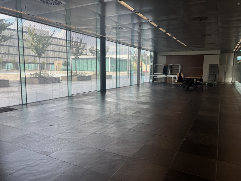 Proponiamo in affitto un esclusivo ufficio/negozio di rappresentanza nel cuore del Net Center di ...