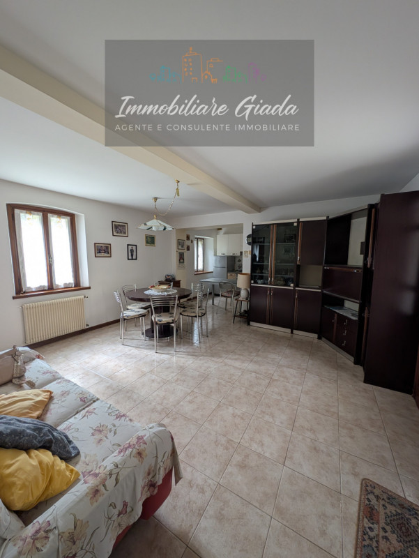 Nella zona nord di Vittorio Veneto, proponiamo una casa rustica indipendente che incarna il fasci...