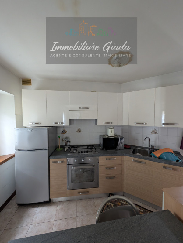 Nella zona nord di Vittorio Veneto, proponiamo una casa rustica indipendente che incarna il fasci...