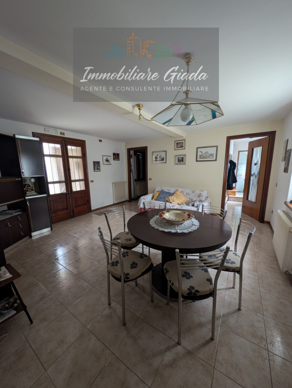 Nella zona nord di Vittorio Veneto, proponiamo una casa rustica indipendente che incarna il fasci...