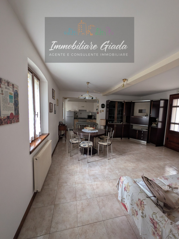 Nella zona nord di Vittorio Veneto, proponiamo una casa rustica indipendente che incarna il fasci...