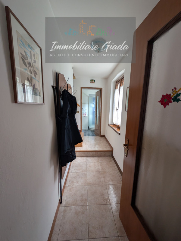 Nella zona nord di Vittorio Veneto, proponiamo una casa rustica indipendente che incarna il fasci...