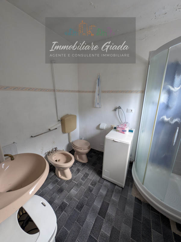 Nella zona nord di Vittorio Veneto, proponiamo una casa rustica indipendente che incarna il fasci...